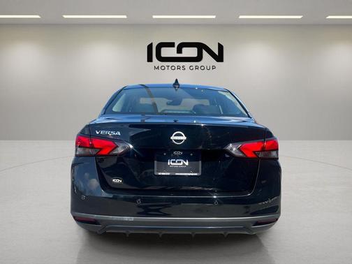 Super Black 2025 Nissan Versa 1.6 SV