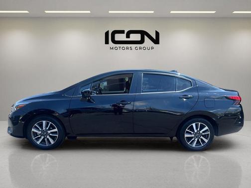 Super Black 2025 Nissan Versa 1.6 SV