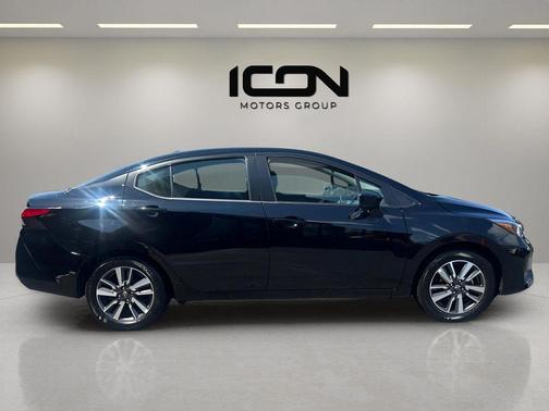 Super Black 2025 Nissan Versa 1.6 SV