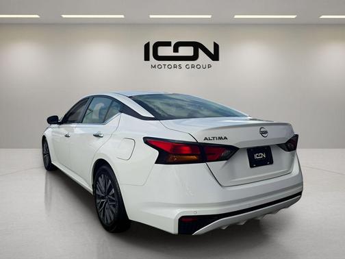 Glacier White 2025 Nissan Altima 2.5 SV