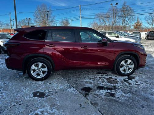 2024 Toyota Highlander LE