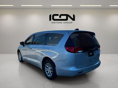 Silver Mist Clearcoat 2023 Chrysler Voyager LX