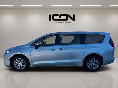 Silver Mist Clearcoat 2023 Chrysler Voyager LX