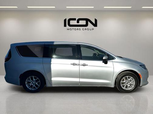 Silver Mist Clearcoat 2023 Chrysler Voyager LX