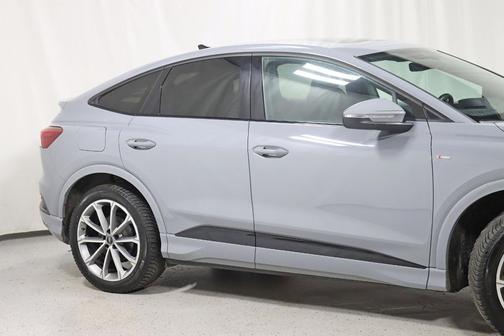 2022 Audi e-tron Premium Plus