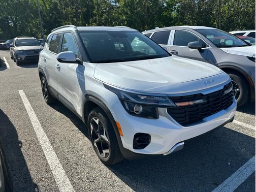 Snow White Pearl 2024 Kia Seltos EX