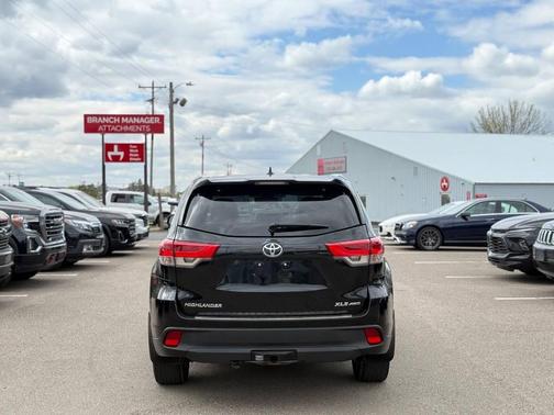 Midnight Black Metallic 2019 Toyota Highlander XLE