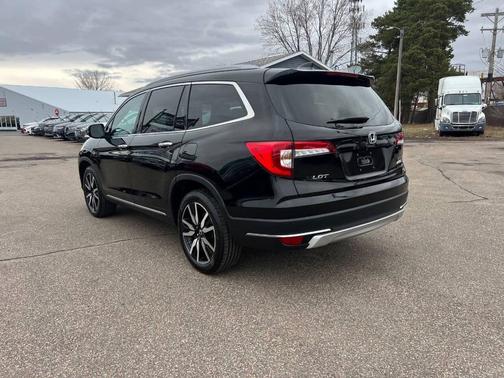 Crystal Black Pearl 2021 Honda Pilot Touring 8-Passenger