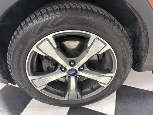 White Platinum Metallic Tri-Coat 2017 Ford Escape SE