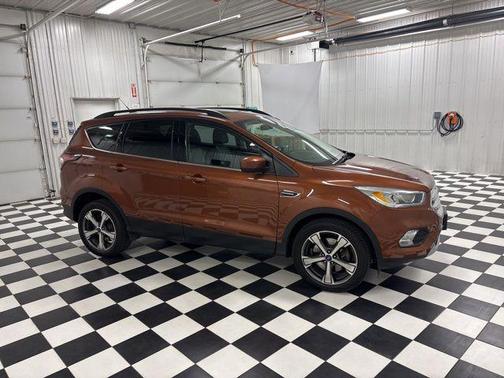 White Platinum Metallic Tri-Coat 2017 Ford Escape SE