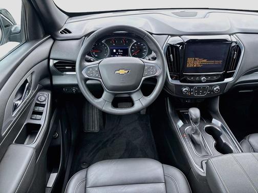 Mosaic Black Metallic 2022 Chevrolet Traverse LT Leather