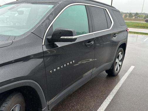 Mosaic Black Metallic 2022 Chevrolet Traverse LT Leather