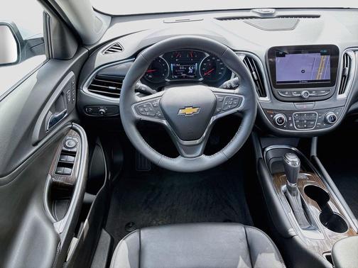 Summit White 2018 Chevrolet Malibu Premier