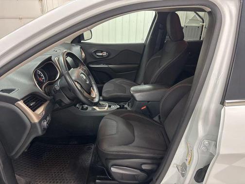 Bright White Clearcoat 2015 Jeep Cherokee Latitude