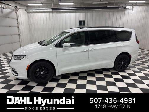 Bright White Clearcoat 2022 Chrysler Pacifica Touring L