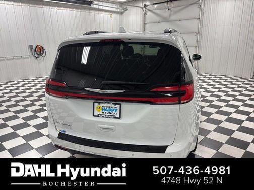 Bright White Clearcoat 2022 Chrysler Pacifica Touring L