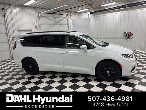 Bright White Clearcoat 2022 Chrysler Pacifica Touring L