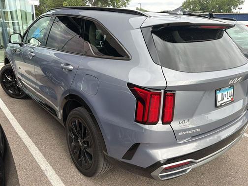 Everlasting Silver 2023 Kia Sorento SX