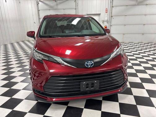 Ruby Flare Pearl 2023 Toyota Sienna LE