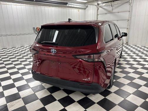 Ruby Flare Pearl 2023 Toyota Sienna LE