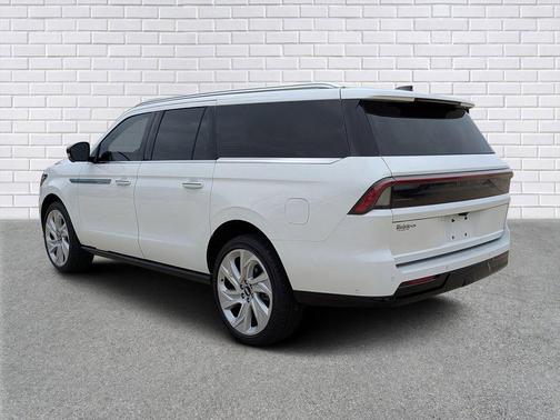 White Metallic 2025 Lincoln Navigator Reserve