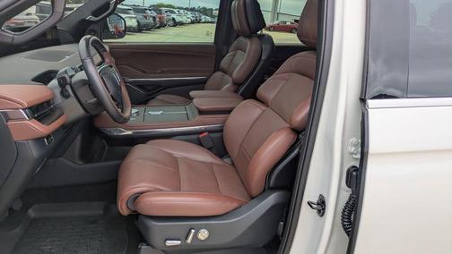 White Metallic 2025 Lincoln Navigator Reserve