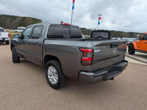 2024 Nissan Frontier SV