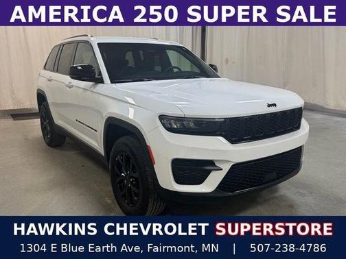 Bright White Clearcoat 2025 Jeep Grand Cherokee Laredo