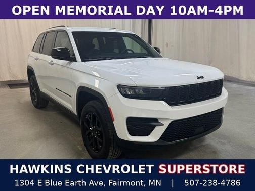 Bright White Clearcoat 2025 Jeep Grand Cherokee Laredo