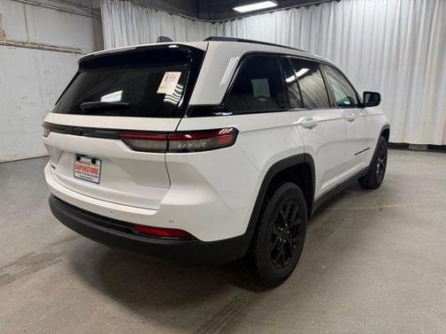 Bright White Clearcoat 2025 Jeep Grand Cherokee Laredo