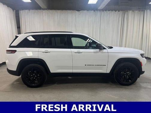 Bright White Clearcoat 2025 Jeep Grand Cherokee Laredo