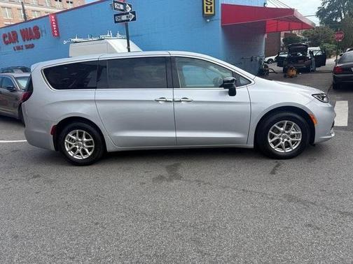 2024 Chrysler Pacifica Touring-L