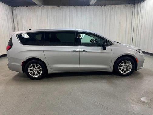 2024 Chrysler Pacifica Touring-L