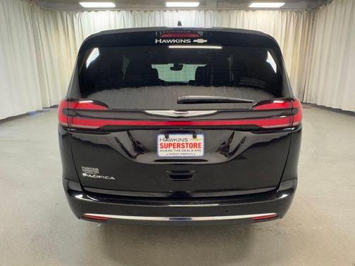 Diamond Black 2025 Chrysler Pacifica Select