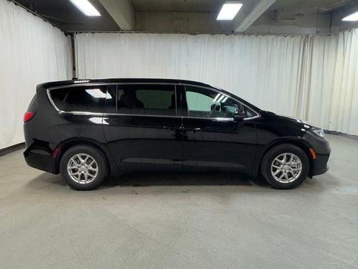 Diamond Black 2025 Chrysler Pacifica Select