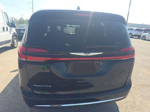 Diamond Black 2025 Chrysler Pacifica Select