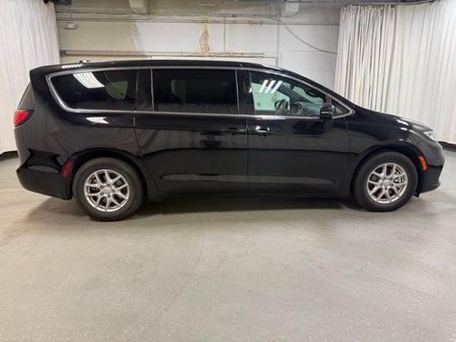 Diamond Black 2025 Chrysler Pacifica Select