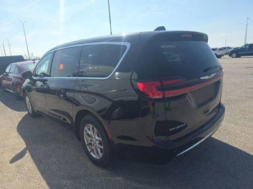 Diamond Black 2025 Chrysler Pacifica Select