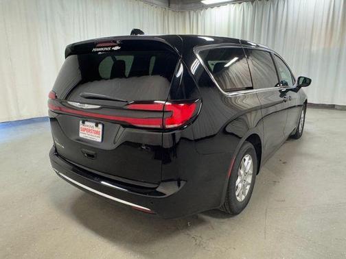 Diamond Black 2025 Chrysler Pacifica Select