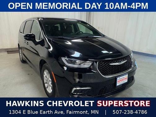 Diamond Black 2025 Chrysler Pacifica Select