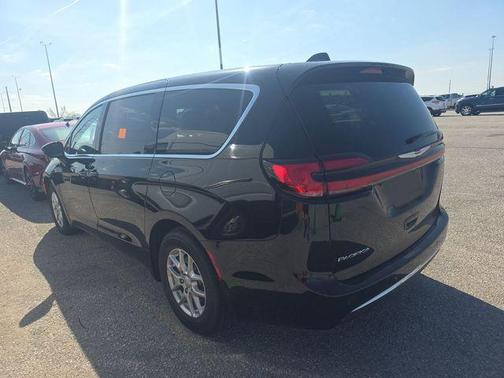 Diamond Black 2025 Chrysler Pacifica Select