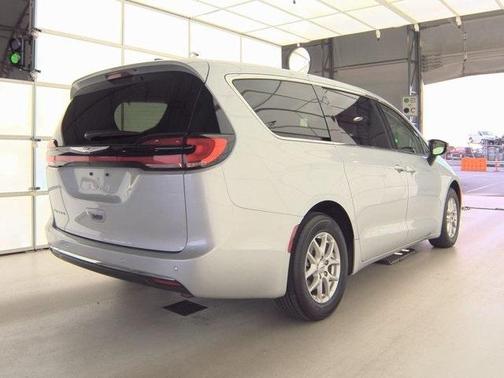 2024 Chrysler Pacifica Touring-L
