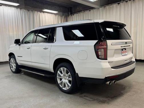 Iridescent Pearl Tricoat 2023 Chevrolet Suburban High Country