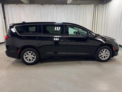 2024 Chrysler Pacifica Touring-L