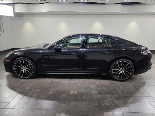 Jet Black Metallic 2023 Porsche Panamera 4 Platinum Edition