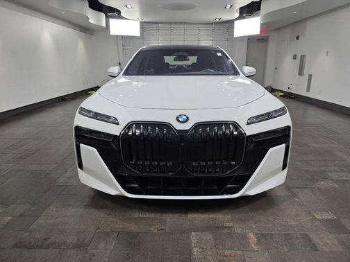 Mineral White Metallic 2025 BMW 760 760i xDrive