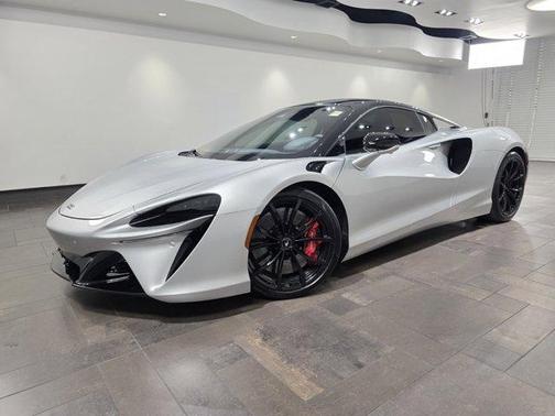 2023 McLaren Artura 