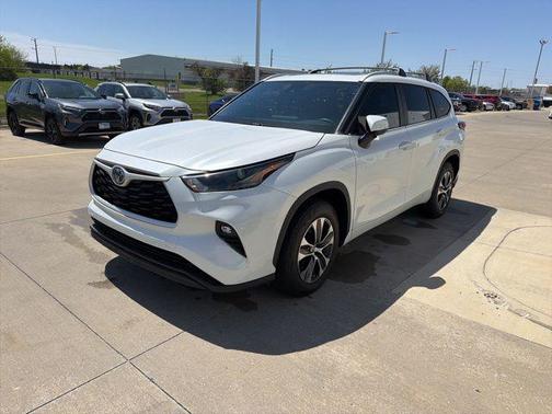 Pearl 2023 Toyota Highlander Hybrid XLE