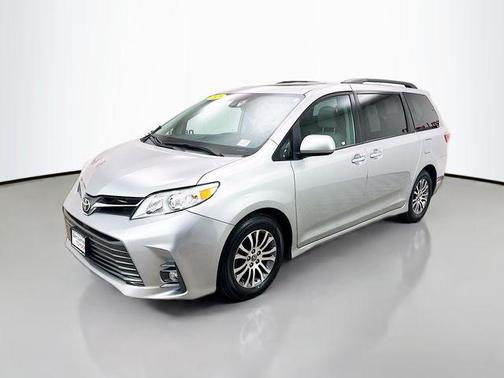 Celestial Silver Metallic 2020 Toyota Sienna XLE