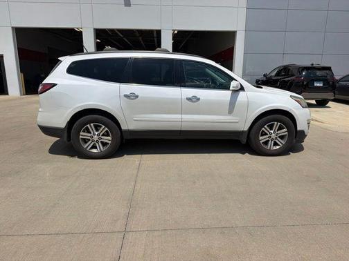 Pearl 2017 Chevrolet Traverse 2LT